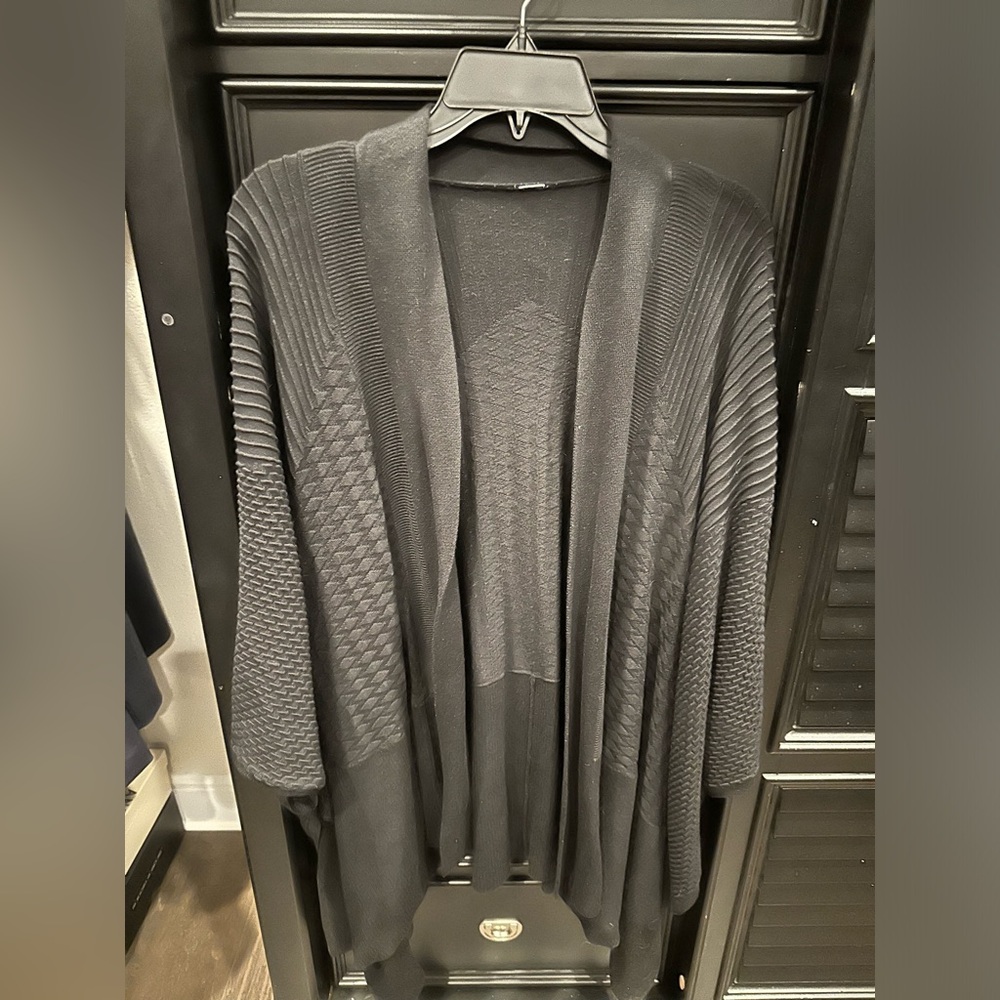 EUC Lululemon Black Textured Knit Wrap, one Size